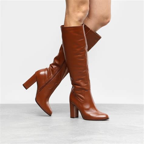 bota marrom cano alto look